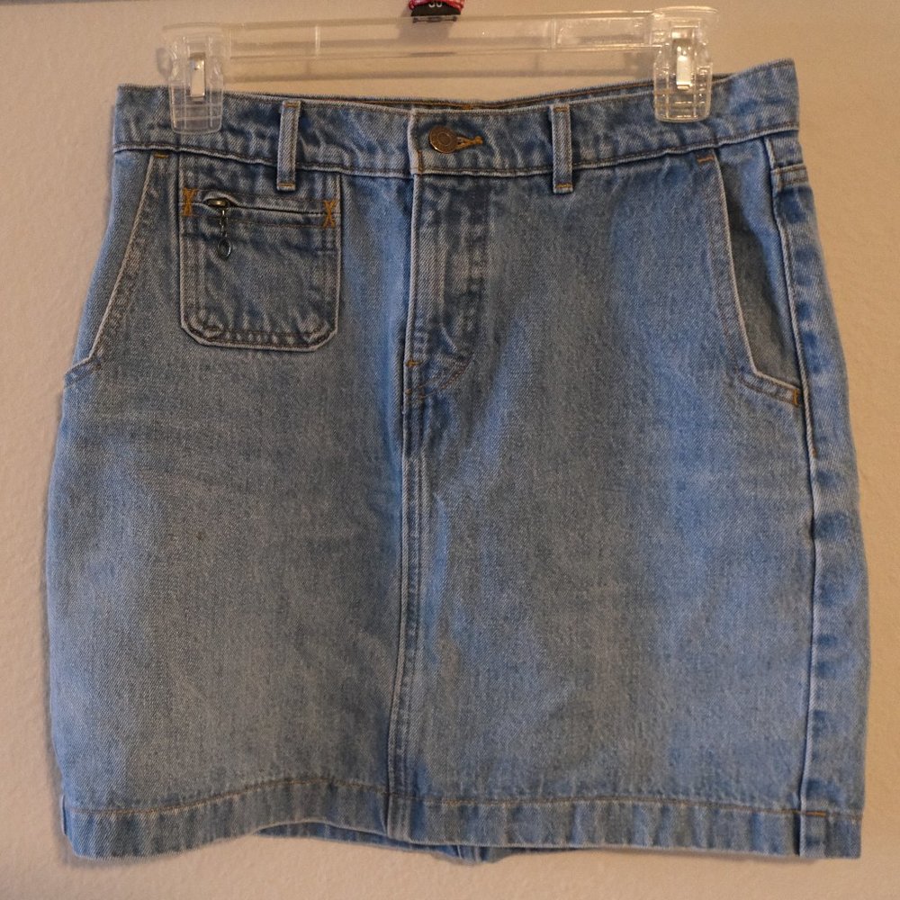 Levi Denim Skirt with Zipper Fly/Pockets | Size 26